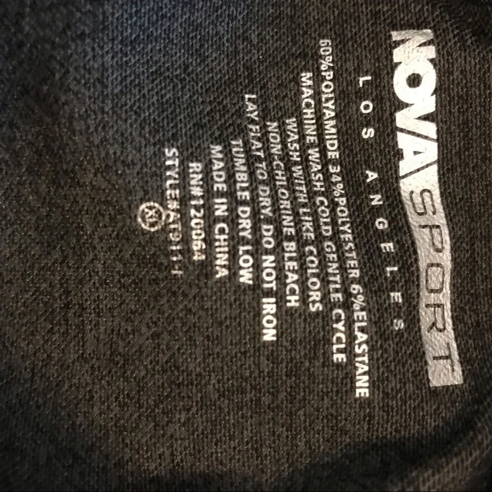 Fashion nova sports women’s top XL long sleeves with a zipper - Picture 9 of 10